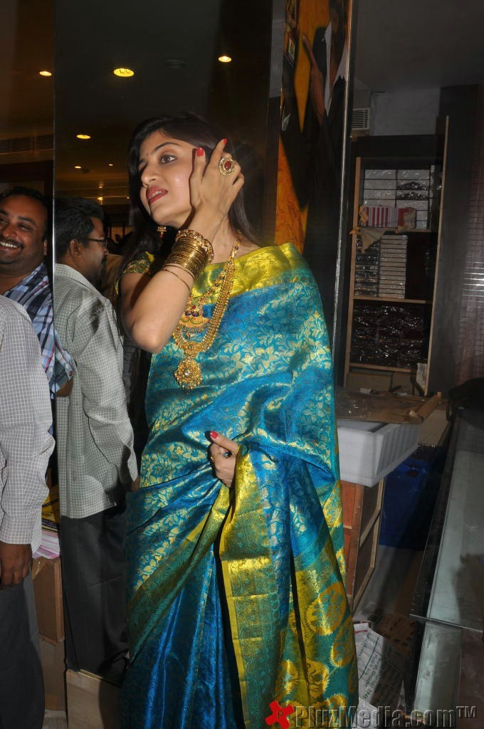 Poonam Kaur Inaugurate CMR Shopping Mall - Gallery | Picture 91162